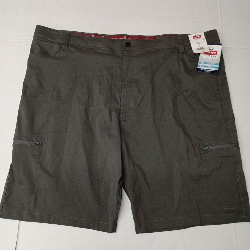 Wrangler All Terrain Cargo Shorts Men's Size 48 Gray 10" Inseam Relaxed‎ Fit